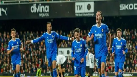 水上绝技惊艳，笑颜美女视频爆红网络